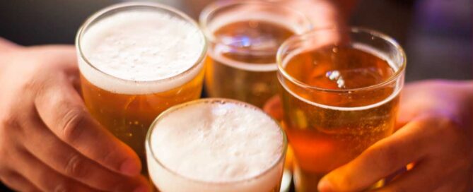 Glade festivalgæster nyder specialøl på Jelling Country Festival