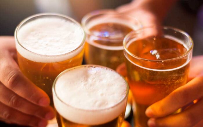 Glade festivalgæster nyder specialøl på Jelling Country Festival